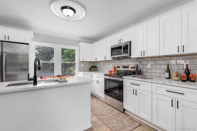 200 Alice Avenue, Bloomfield Hills, MI 48302