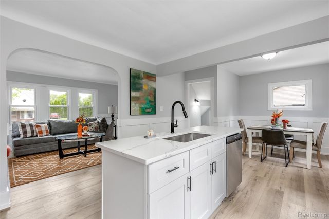 200 Alice Avenue, Bloomfield Hills, MI 48302