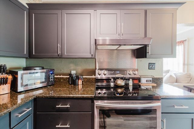 210 49 TH STREET N, St Petersburg, FL 33710