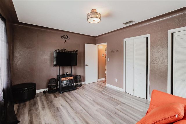 210 49 TH STREET N, St Petersburg, FL 33710