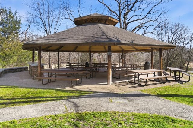 6 E Williamsburg Lane, Bella Vista, AR 72715