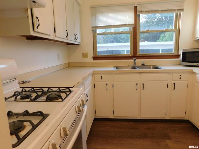 411 34TH Avenue, East Moline, IL 61244