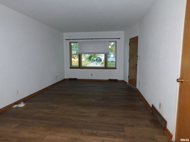 411 34TH Avenue, East Moline, IL 61244