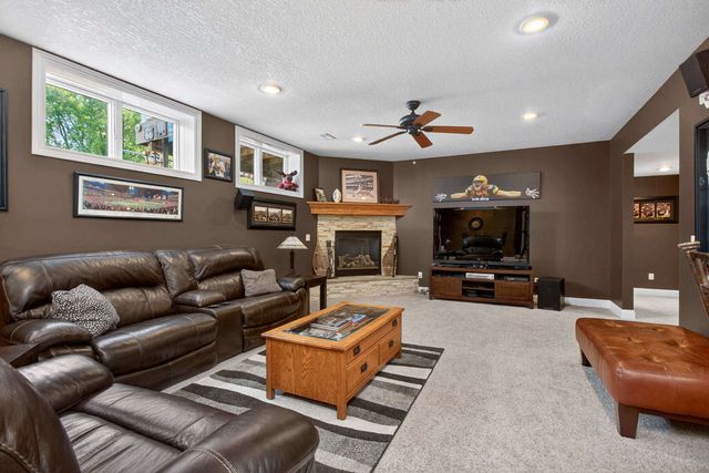 920 Rustic View Court, Eldridge, IA 52748