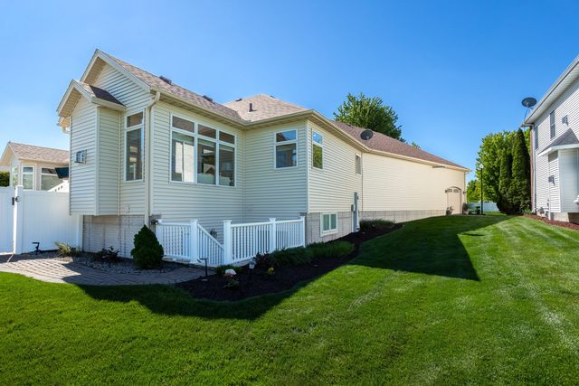 920 Rustic View Court, Eldridge, IA 52748