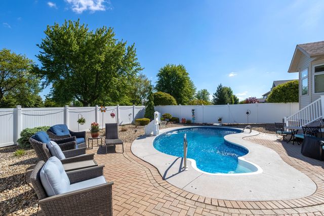 920 Rustic View Court, Eldridge, IA 52748