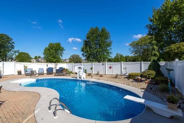 920 Rustic View Court, Eldridge, IA 52748