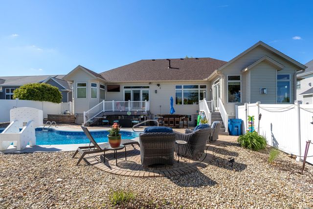 920 Rustic View Court, Eldridge, IA 52748