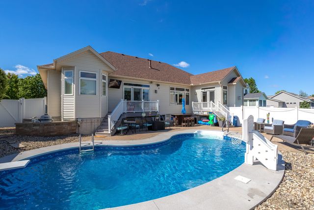920 Rustic View Court, Eldridge, IA 52748