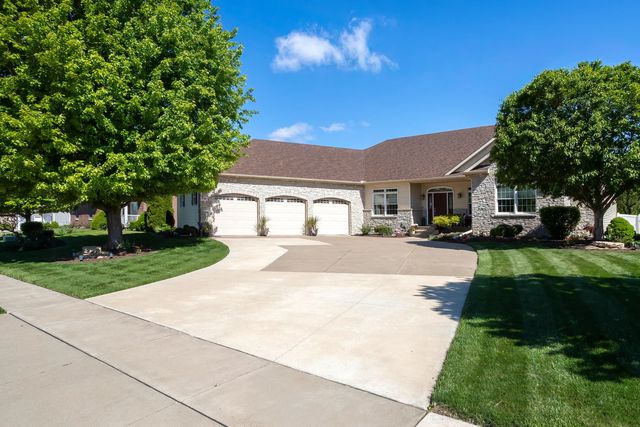 920 Rustic View Court, Eldridge, IA 52748