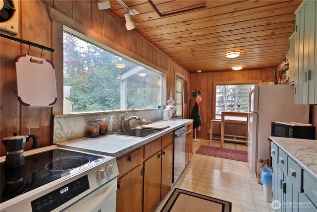 2712 North Bluff Road, Greenbank, WA 98253