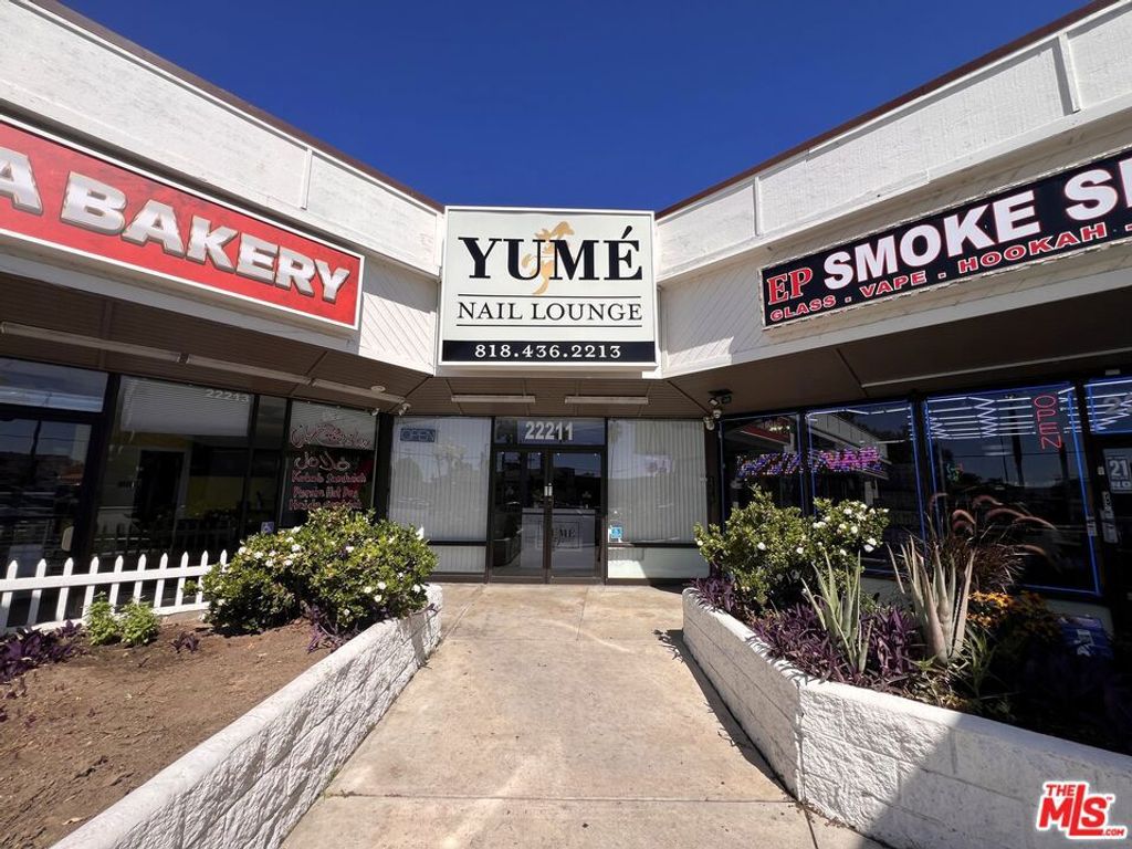 22211 Sherman Way, Canoga Park, CA 91303 — exterior