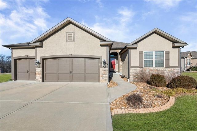 17604 Greyhawke Ridge Drive, Smithville, MO 64089