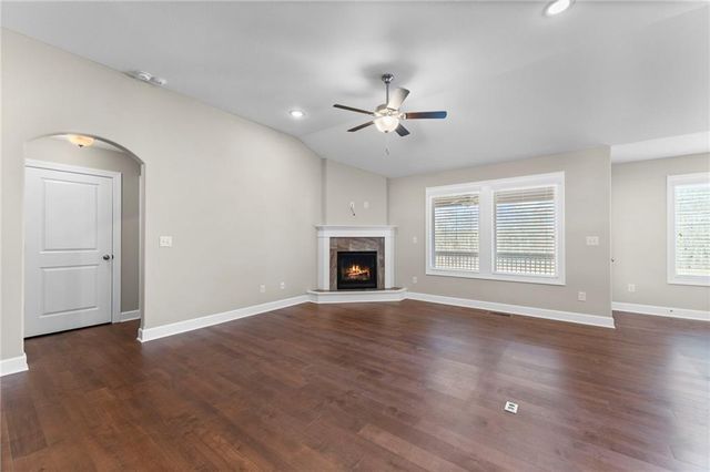 17604 Greyhawke Ridge Drive, Smithville, MO 64089