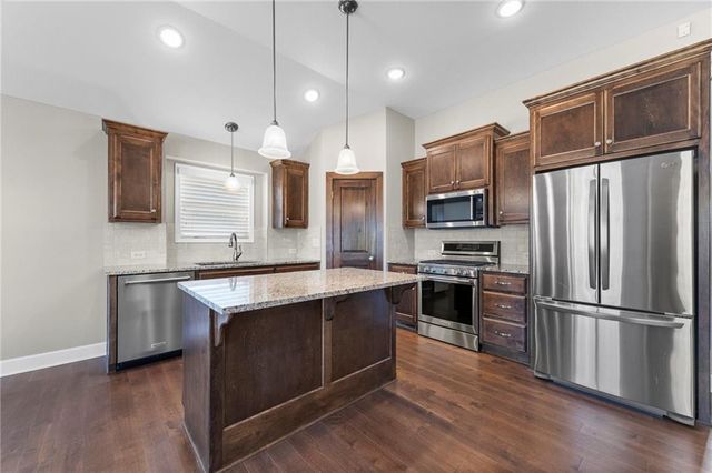 17604 Greyhawke Ridge Drive, Smithville, MO 64089