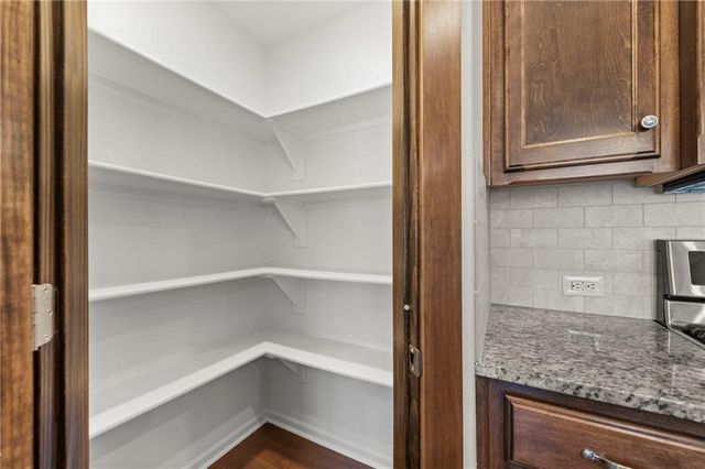 17604 Greyhawke Ridge Drive, Smithville, MO 64089