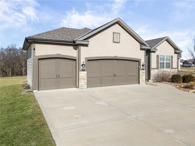 17604 Greyhawke Ridge Drive, Smithville, MO 64089