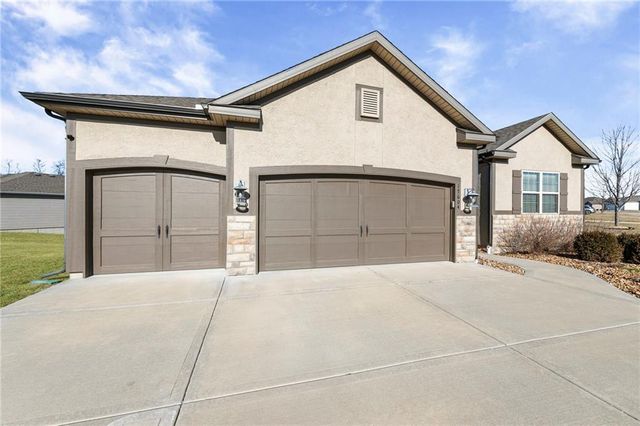 17604 Greyhawke Ridge Drive, Smithville, MO 64089