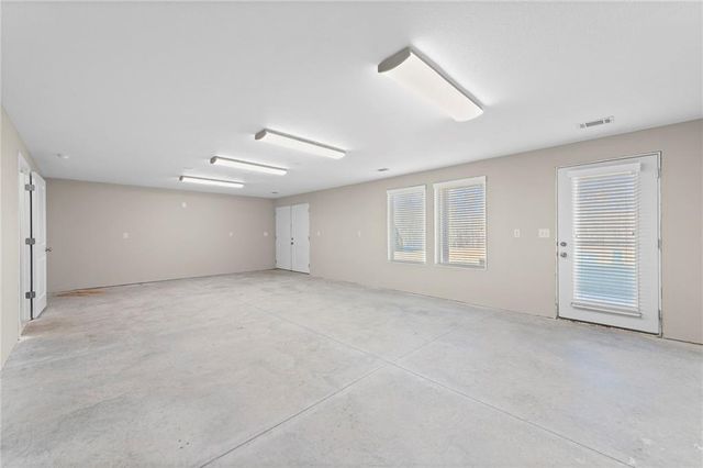 17604 Greyhawke Ridge Drive, Smithville, MO 64089