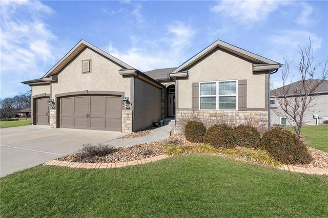 17604 Greyhawke Ridge Drive, Smithville, MO 64089