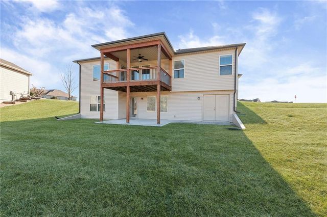17604 Greyhawke Ridge Drive, Smithville, MO 64089