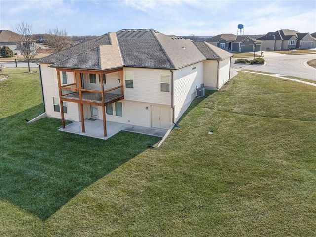 17604 Greyhawke Ridge Drive, Smithville, MO 64089