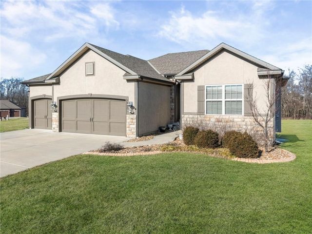 17604 Greyhawke Ridge Drive, Smithville, MO 64089