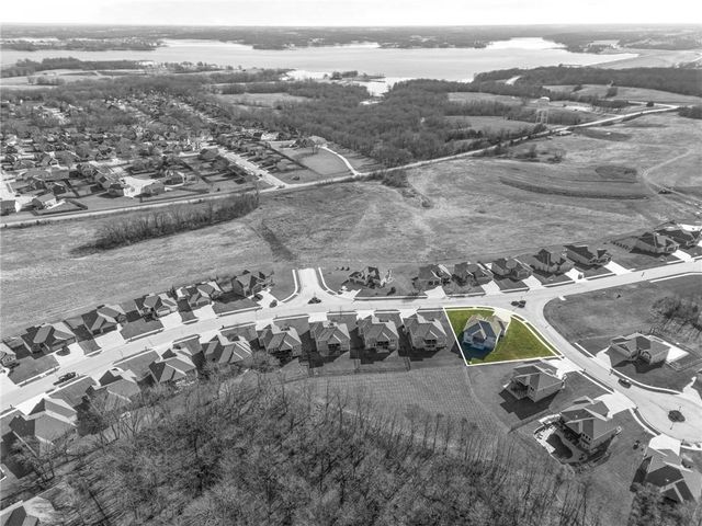 17604 Greyhawke Ridge Drive, Smithville, MO 64089