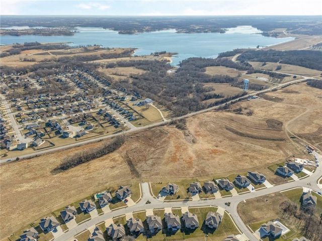 17604 Greyhawke Ridge Drive, Smithville, MO 64089