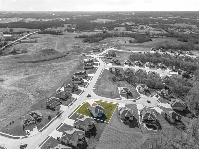 17604 Greyhawke Ridge Drive, Smithville, MO 64089