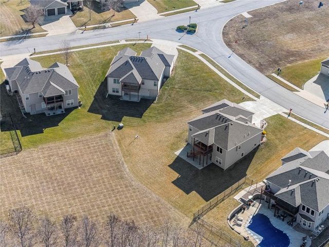 17604 Greyhawke Ridge Drive, Smithville, MO 64089