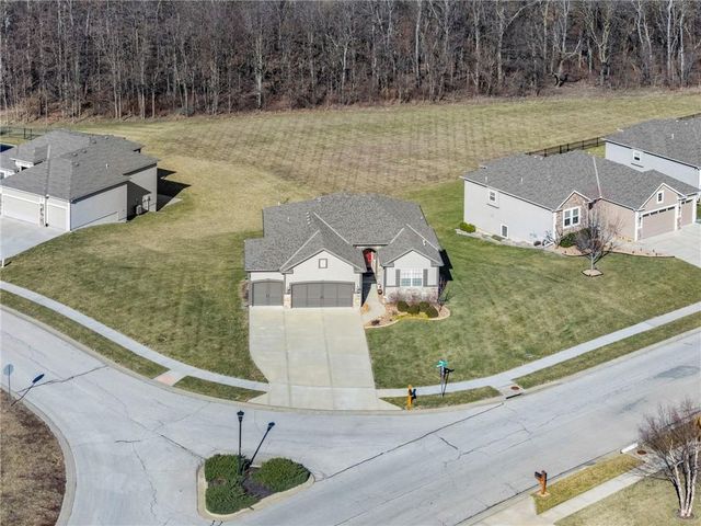 17604 Greyhawke Ridge Drive, Smithville, MO 64089