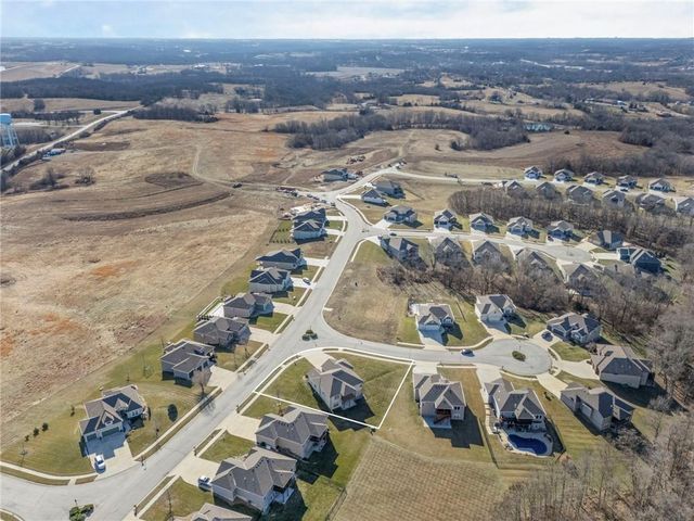 17604 Greyhawke Ridge Drive, Smithville, MO 64089