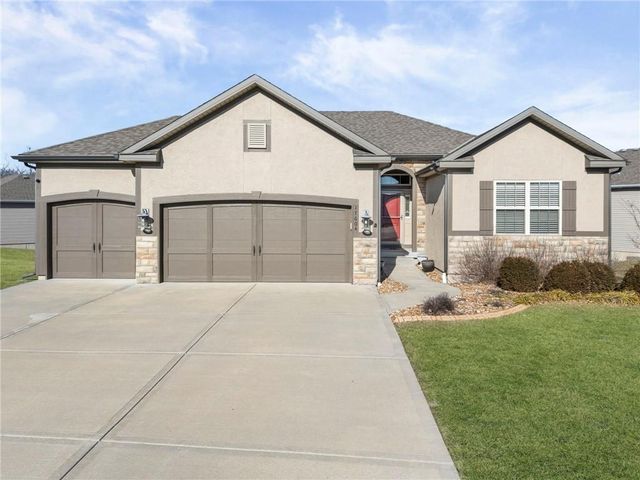 17604 Greyhawke Ridge Drive, Smithville, MO 64089