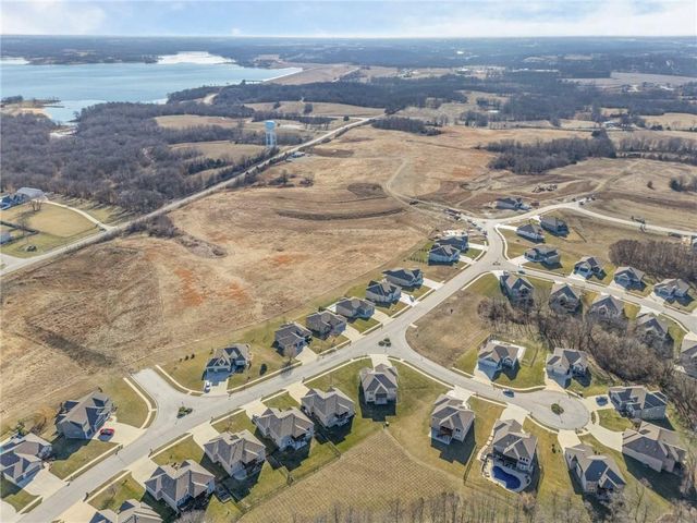 17604 Greyhawke Ridge Drive, Smithville, MO 64089