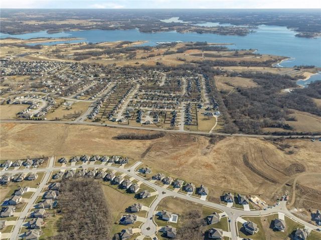 17604 Greyhawke Ridge Drive, Smithville, MO 64089