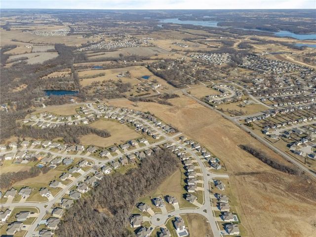 17604 Greyhawke Ridge Drive, Smithville, MO 64089