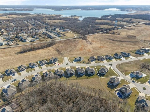 17604 Greyhawke Ridge Drive, Smithville, MO 64089