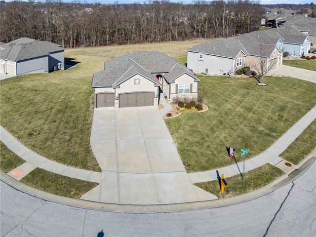 17604 Greyhawke Ridge Drive, Smithville, MO 64089