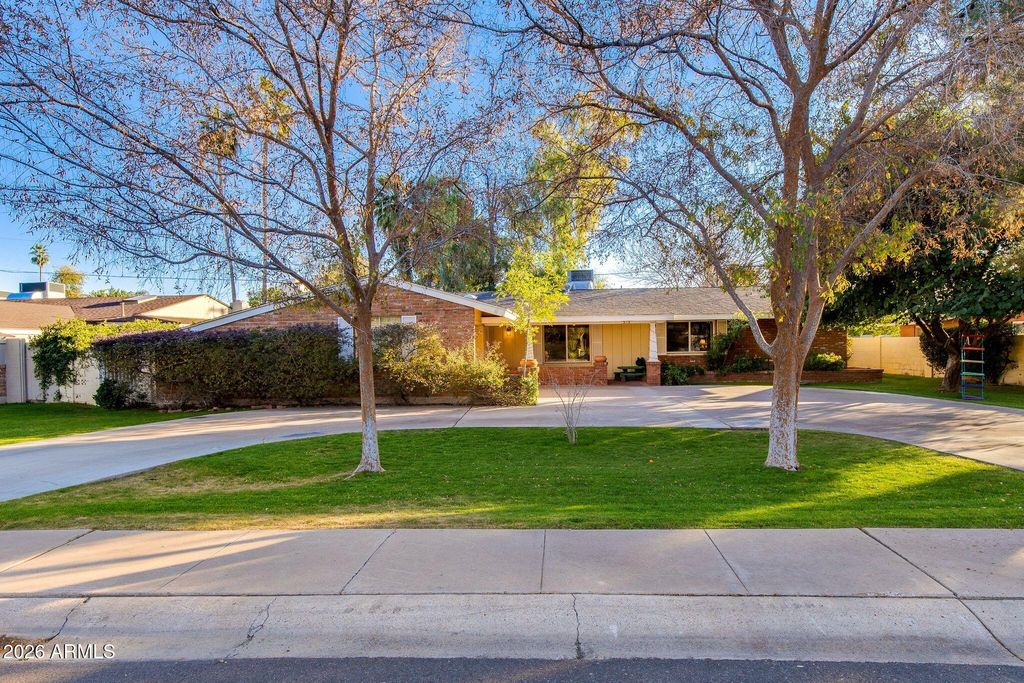 Image 1 of property listing at 313 E WAGON WHEEL Drive, Phoenix, AZ 85020