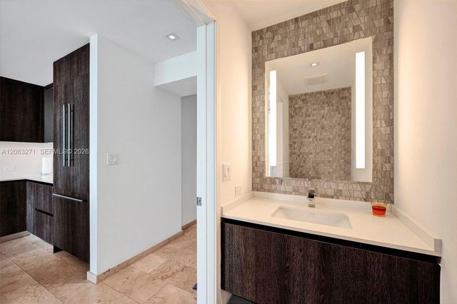 88 SW 7th St 2106, Miami, FL 33130