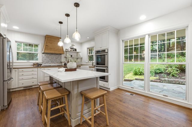 414 N Bragg Avenue, Lookout Mountain, TN 37350