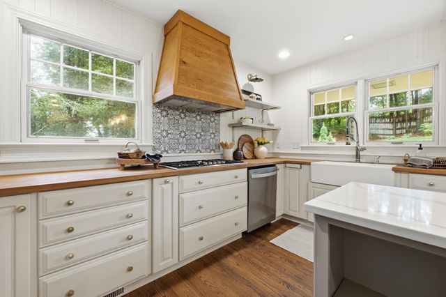 414 N Bragg Avenue, Lookout Mountain, TN 37350