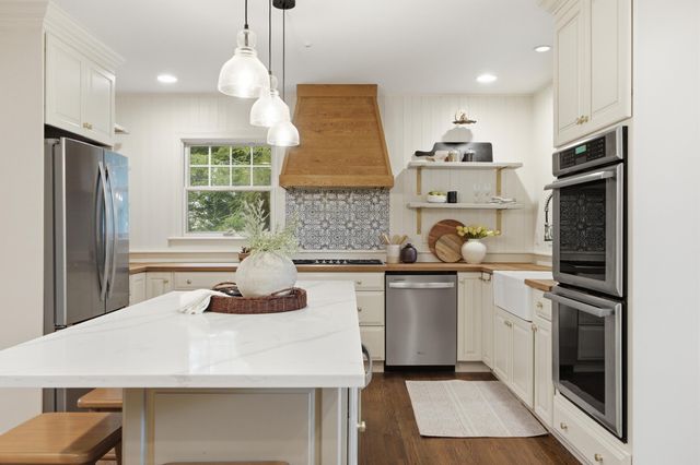 414 N Bragg Avenue, Lookout Mountain, TN 37350