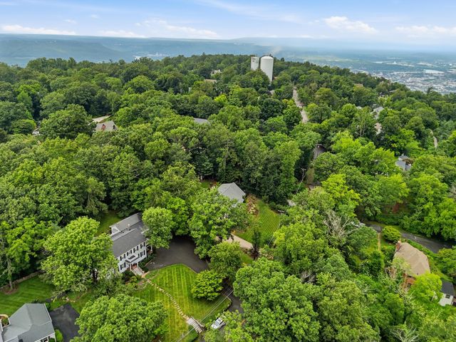 414 N Bragg Avenue, Lookout Mountain, TN 37350