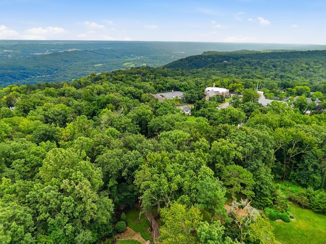414 N Bragg Avenue, Lookout Mountain, TN 37350
