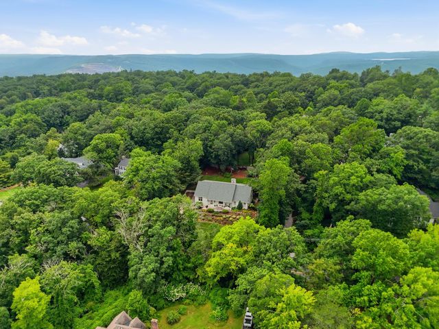 414 N Bragg Avenue, Lookout Mountain, TN 37350
