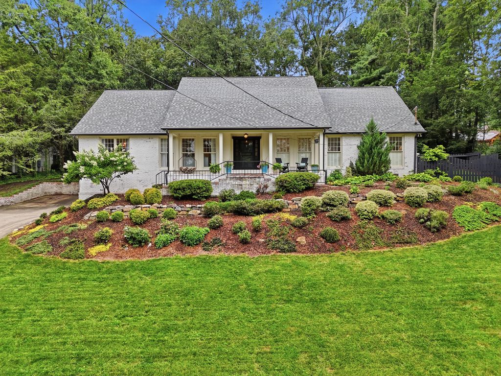 414 N Bragg Avenue, Lookout Mountain, TN 37350