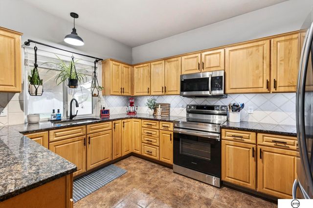 1003 Valleyview Drive, Papillion, NE 68046