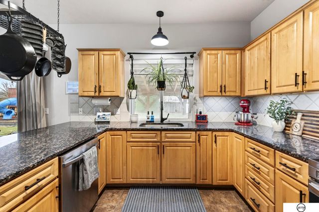 1003 Valleyview Drive, Papillion, NE 68046